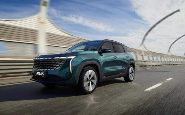 Популярный бестселлер Geely Atlas подешевел в России: скидки выросли до 250 тысяч рублей