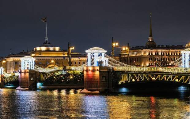 На Рождество в Петербурге зажгут Ростральные колонны 6 января 2025