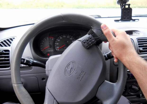 На машинах с гидроусилителем руль может «прикусывать». | Фото: tdiesel.ru 