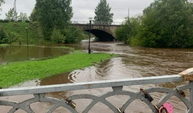 Открыли плотину. Плотина Петрозаводск. Шандоры на дамбе.