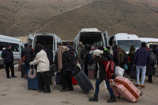 В МИД назвали число покинувших Иран через соседние страны россиян