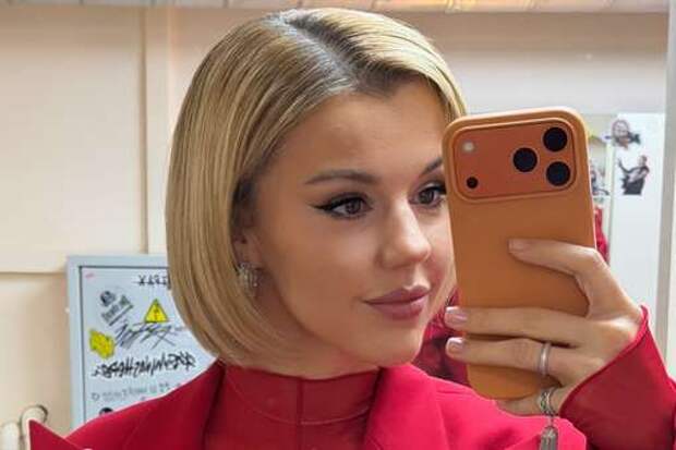 Ведущая Юлианна Караулова снялась в прозрачном топе и жакете