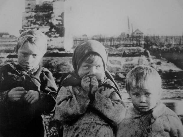 Дети у руин дома в белорусской деревне Лозоватка. 1944 г.