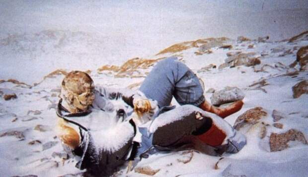 Гора смерти: 12 жутких кадров со склонов Эвереста (ФОТО)