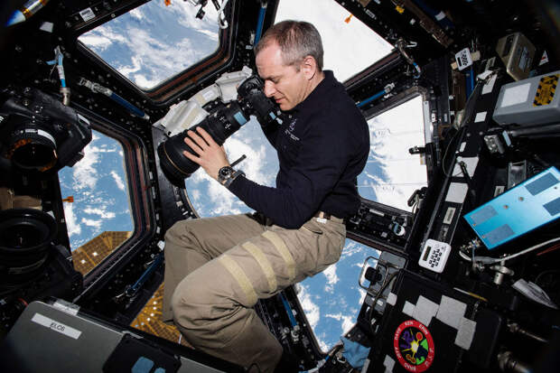 Астронавт Канадского космического агентства Давид Сен-Жак с фотоаппаратом