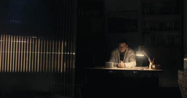 Нарколог идет на сделку с совестью и с Анной Чуриной в короткометражке «Гипноз»