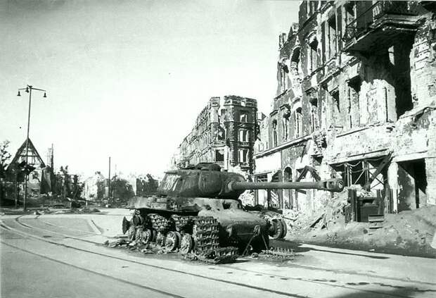 Советский танк ИС-2 №537 лейтенанта Б.И. Дегтярева из состава 87-го отдельного гвардейского тяжелого танкового полка, подбитый у Штригауер-плац ( в немецком городе Бреслау (ныне Вроцлав, Польша). 1945. Автор: Кристина Гораздовска Бронетехника СССР, Великая Отечественная война, история