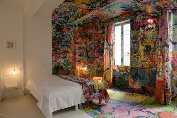 Граффити в спальне.