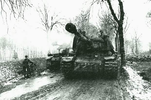 Танк ИС-2 1-го Белорусского фронта, с десантом на борту, движется по дороге на Берлин. На втором плане брошенная немецкая САУ StuG 40 Ausf. G поздних выпусков, с орудийной маской Saukopfblende (свиное рыло). Германия, апрель 1945 Бронетехника СССР, Великая Отечественная война, история