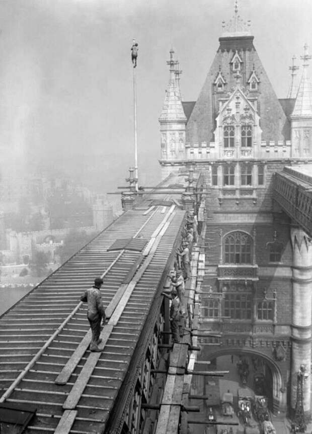 Рабочие на Тауэрском мосту, Лондон, 1913 год.