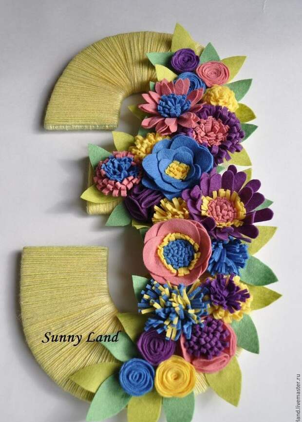 Делаем цветы из фетра для декоративной цифры