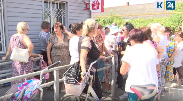 Жители Марьянской пожаловались на работу почты: часами стоят на жаре в очереди за пенсией