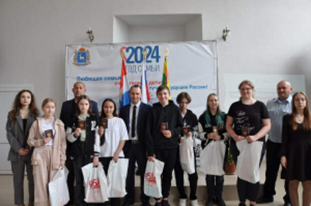 В Самарской области полицейские и общественники вручили первые паспорта юным жителям региона