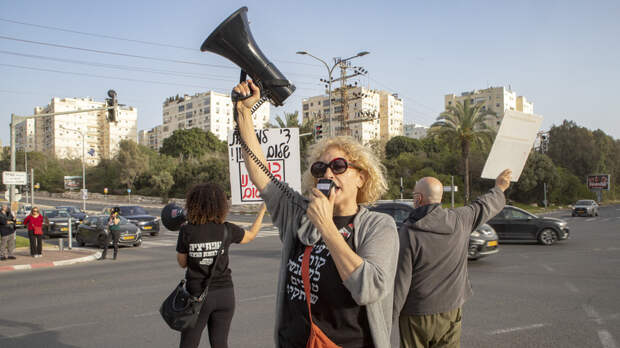 В Тель-Авиве на фоне антивоенного митинга звучит воздушная тревога