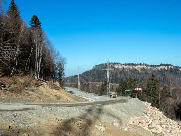 Вдали хребет Азишский (Азиш-Тау). 