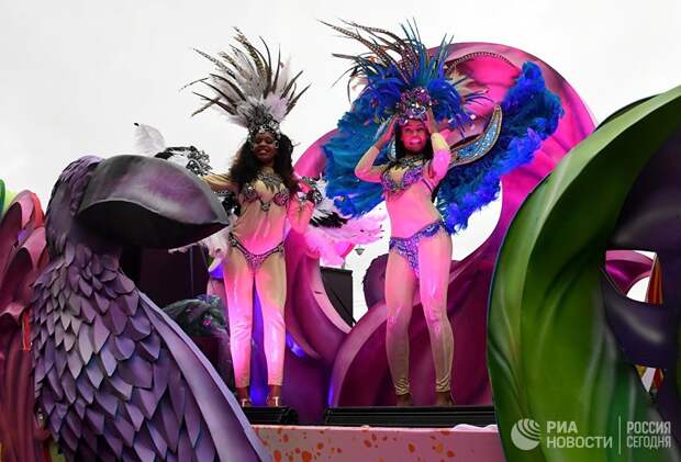 Участники карнавального шествия в Москве в рамках XIX Всемирного фестиваля молодежи и студенчества. 14 октября 2017