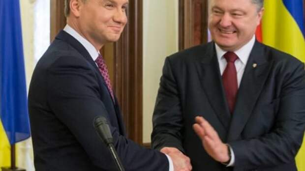 Глава Польши перешел к угрозам: Россия будет окружена НАТО