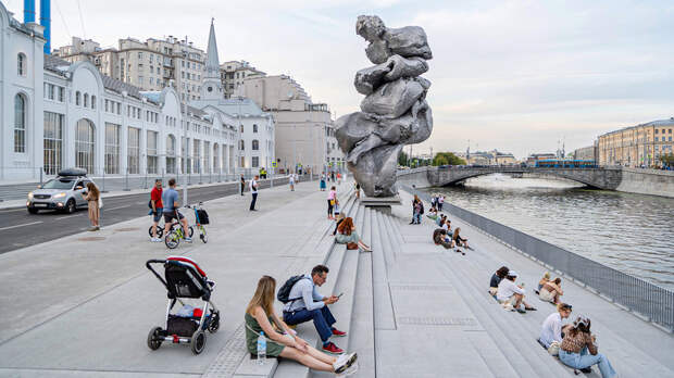 За что москвичи возненавидели скульптуру в виде большого куска глины?