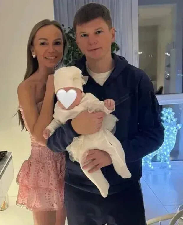 Анна Петрушина и Андрей Аршавин с дочерью