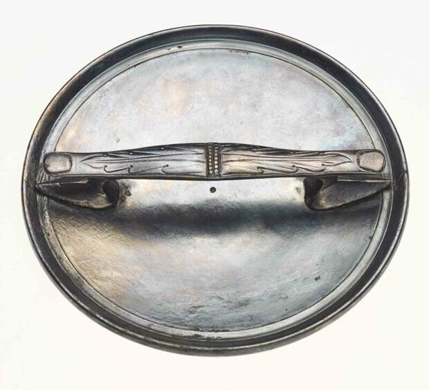Серебряное зеркало с ручкой сзади в виде двух пальцев увитых листьями археология, загадки, история, расследование
