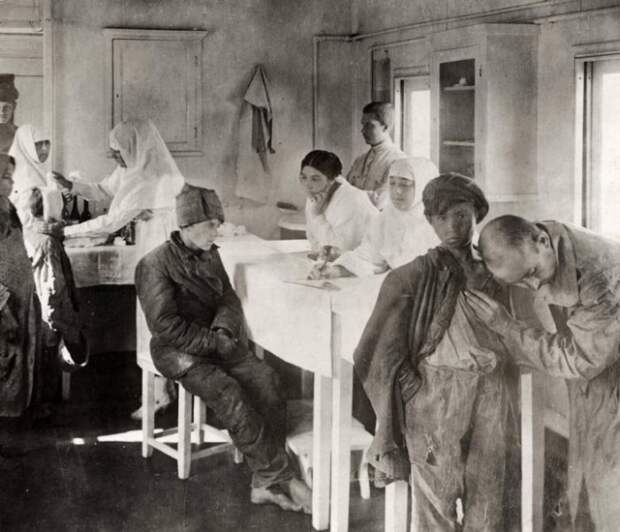 С первых дней врачи и медсёстры Российского Красного Креста боролись с последствиями голода. Россия, Поволжье, 1921 год.