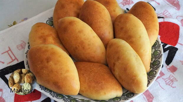 Фото к рецепту: Пуховые пирожки с мясом,как приготовить сочную начинку