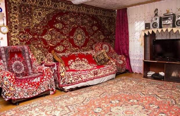Голые стены делали комнату скучной и некрасивой, а ковры, напротив, придавали уют/Фото:musthaveforyou.mediasole.ru