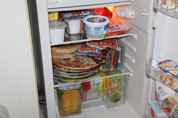 Забитый холодильник делает уборку сложнее. / Фото: mylove.ru