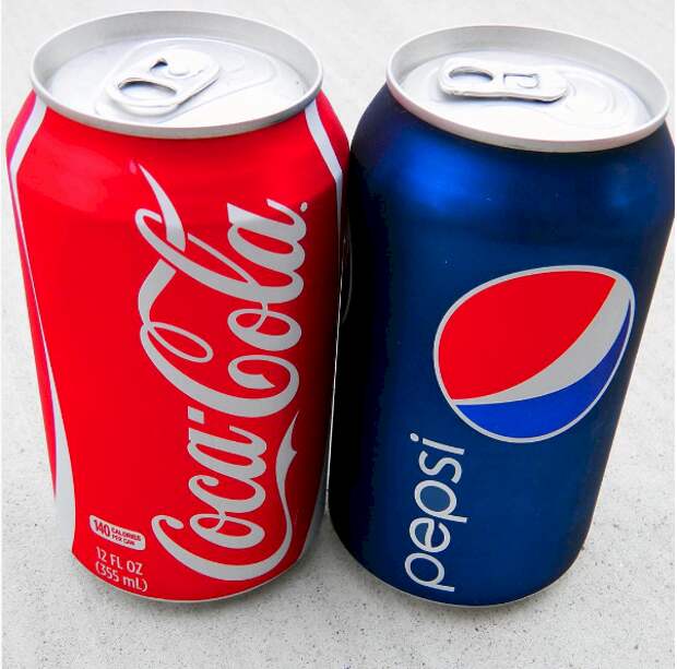 Руководство Coca-Cola отказывается даже произносить слово Pepsi вслух.<br /> Когда вице-президент компании Coca-Cola поссорился с владельцами, он ушел из компании и занял высокий пост в Pepsi. Работники Coca-Cola сочли это настолько шокирующим предательством, что в тот период называли компанию-конкурента исключительно «подражатель» и «враг».