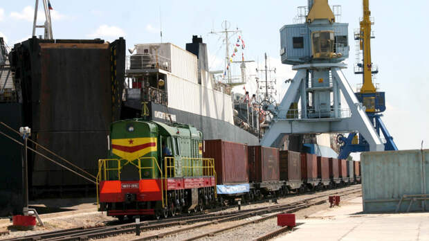 Обломки беспилотника ВСУ повредили судно в порту Оля в Астраханской области