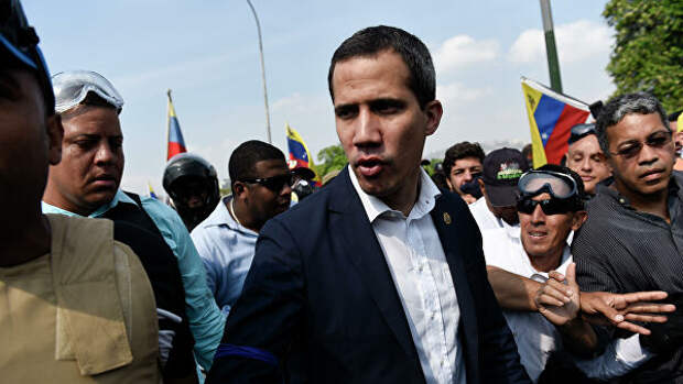 Лидер оппозиции Хуан Гуаидо, провозгласивший себя временным президентом Венесуэлы, на шоссе Франсиско Фахардо в Каракасе