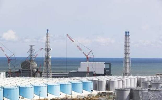 На фото: вид на ядерные реакторы 3 и 4 на АЭС "Фукусима-1"