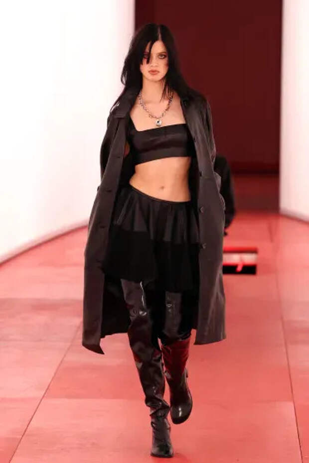 Лили Макменами на показе H&M осень-зима — 2025