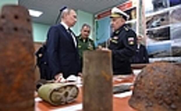 Во время посещения филиала Нахимовского военно-морского училища во Владивостоке Владимир Путин осмотрел выставку экспонатов, собранных в ходе экспедиций.