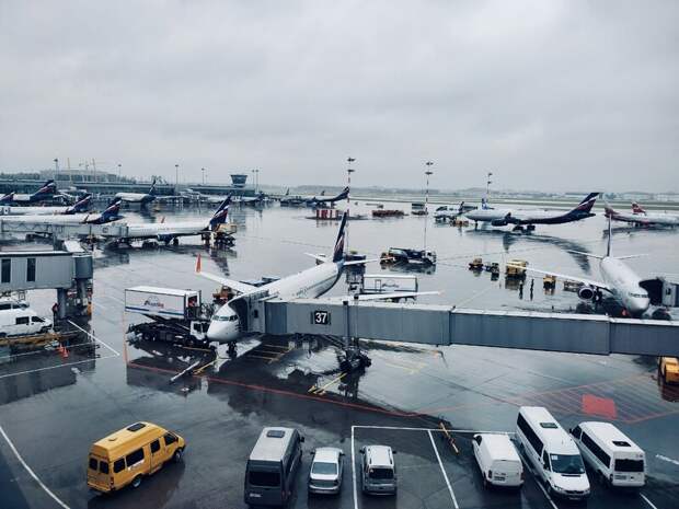 Аэропорты Москвы продолжают работать в условиях дождя и мокрого снега
