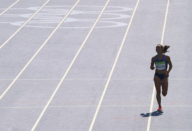 rio-olympics-runners-help-each-other-abbey-dagnostino-nikki-hamblin-9