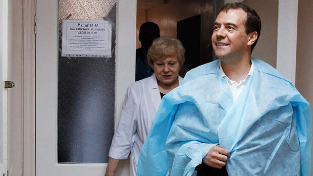 Дмитрий Медведев во время посещения Южно-Курильской центральной районной больницы