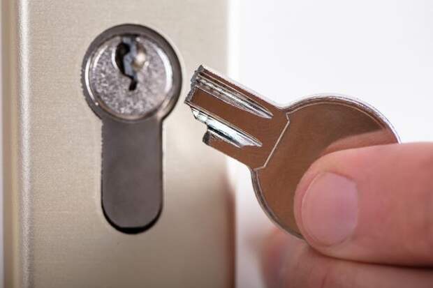Что делать, если сломанный ключ застрял в замочной скважине
