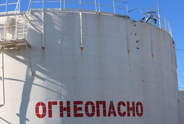 На нефтебазе в Мурманской области произошел разлив 80 тонн бензина