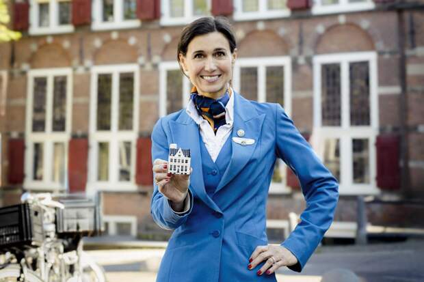 Бортпроводница KLM с сувенирным домиком-фляжкой из фарфора 