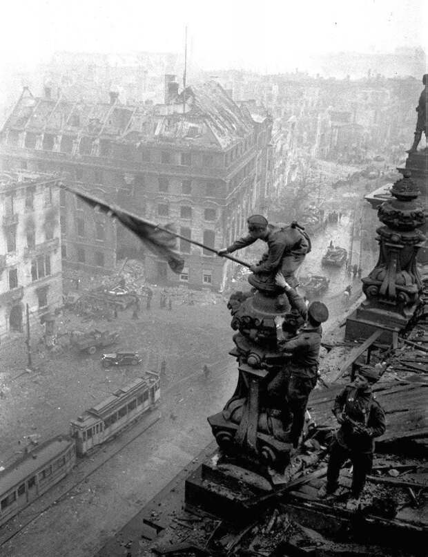 75 лет назад над Рейхстагом водрузили Знамя Победы, изображение №9