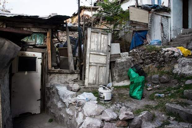 По оценкам властей, 15 миллионов турок живут в трущобах, нелегальных строениях, не отвечающих никаким строительным и санитарным нормам грязь, изнанка, курорты, нищета, путешествия, трущобы