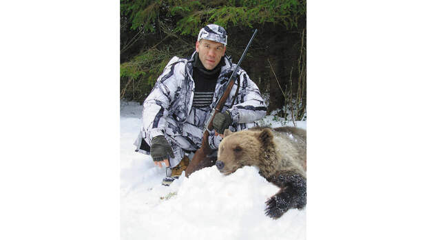 Николай Валуев с убитым медведем на охоте