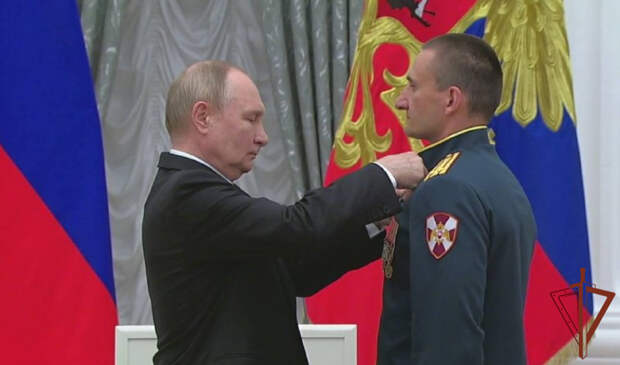 Путин вручил государственную награду офицеру Росгвардии