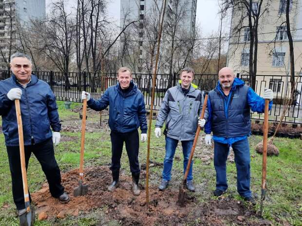 Возможно, это изображение (4 человека, люди стоят, на открытом воздухе и дерево)