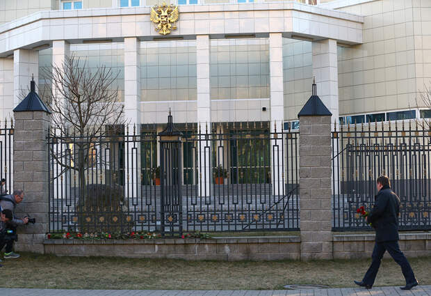 Цветы и свечи у здания посольства России в Минске Цветы и свечи у здания посольства России в Минске