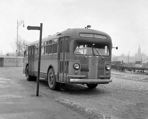 ЗИС-154 с электромеханической трансмиссией —  первый советский послевоенный автобус