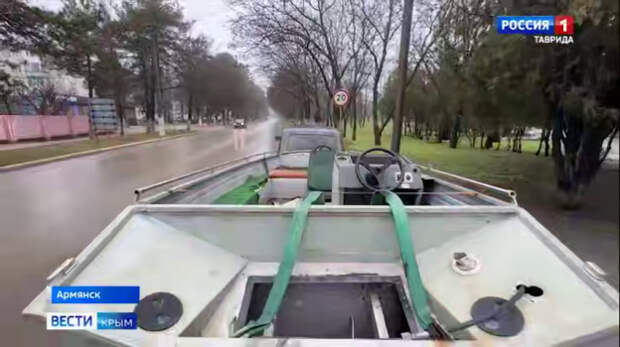 Крымские следователи передали военнослужащим моторную лодку