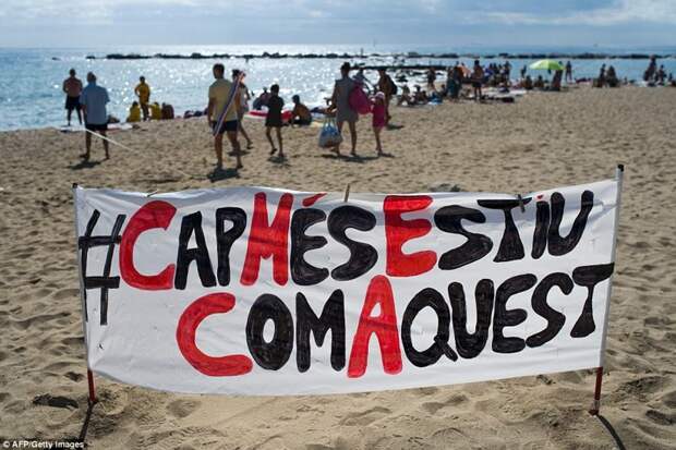 Эта надпись на каталонском гласит: "Еще одно такое лето? Больше никогда!" барселона, испания, каталония, местные жители, пляж, протест, протестующие, туризм