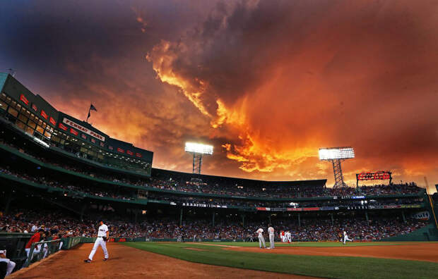 Адские облака на небе во время бейсбольного матча в Бостоне
